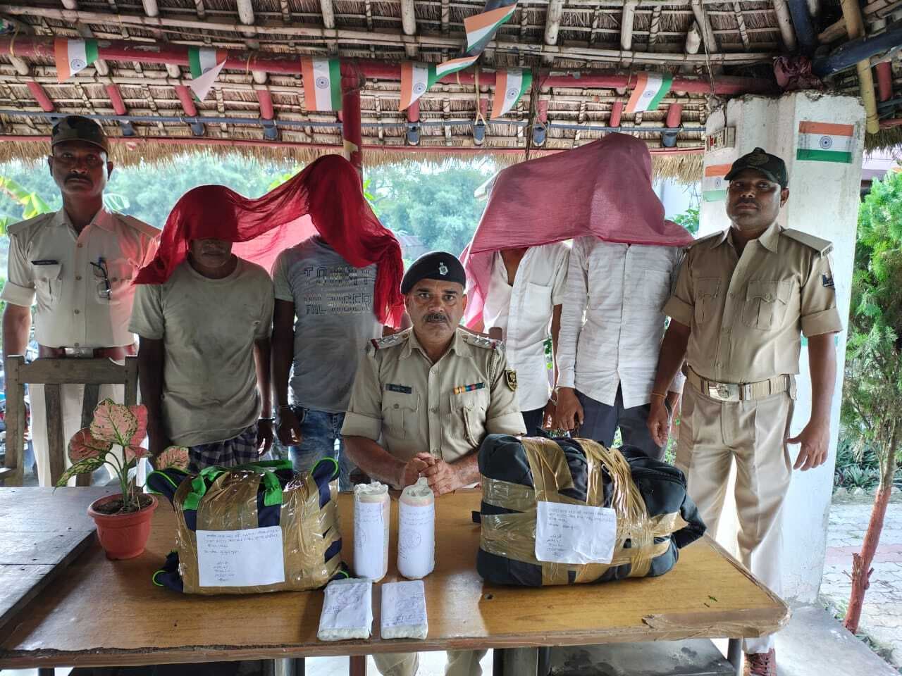 दो शराब तस्कर सहित चार गिरफ्तार