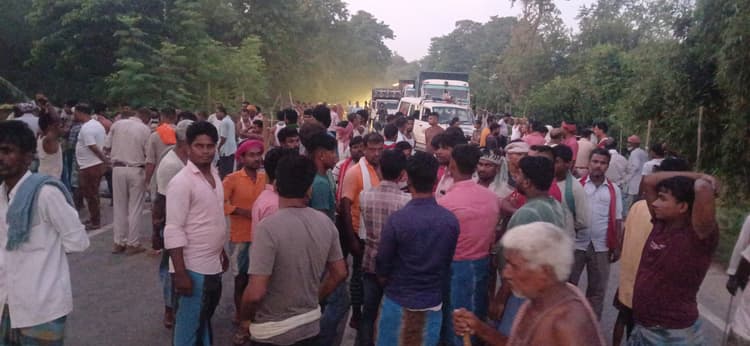 एनएच-31 किनारे बैरिकेडिंग कर रहे दो मजदूरों को वाहन ने कुचला, मौत