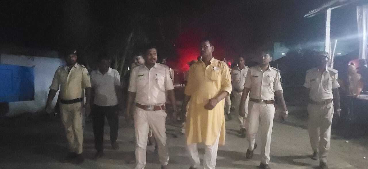 दुर्गापूजा को लेकर पुलिस ने निकाला फ्लैग मार्च