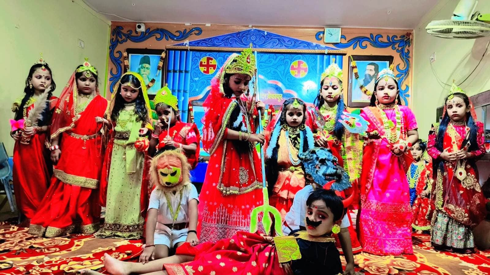 दुर्गा स्वरूप में बच्चियों ने अपनी प्रस्तुति से लोगों को किया मंत्रमुग्ध