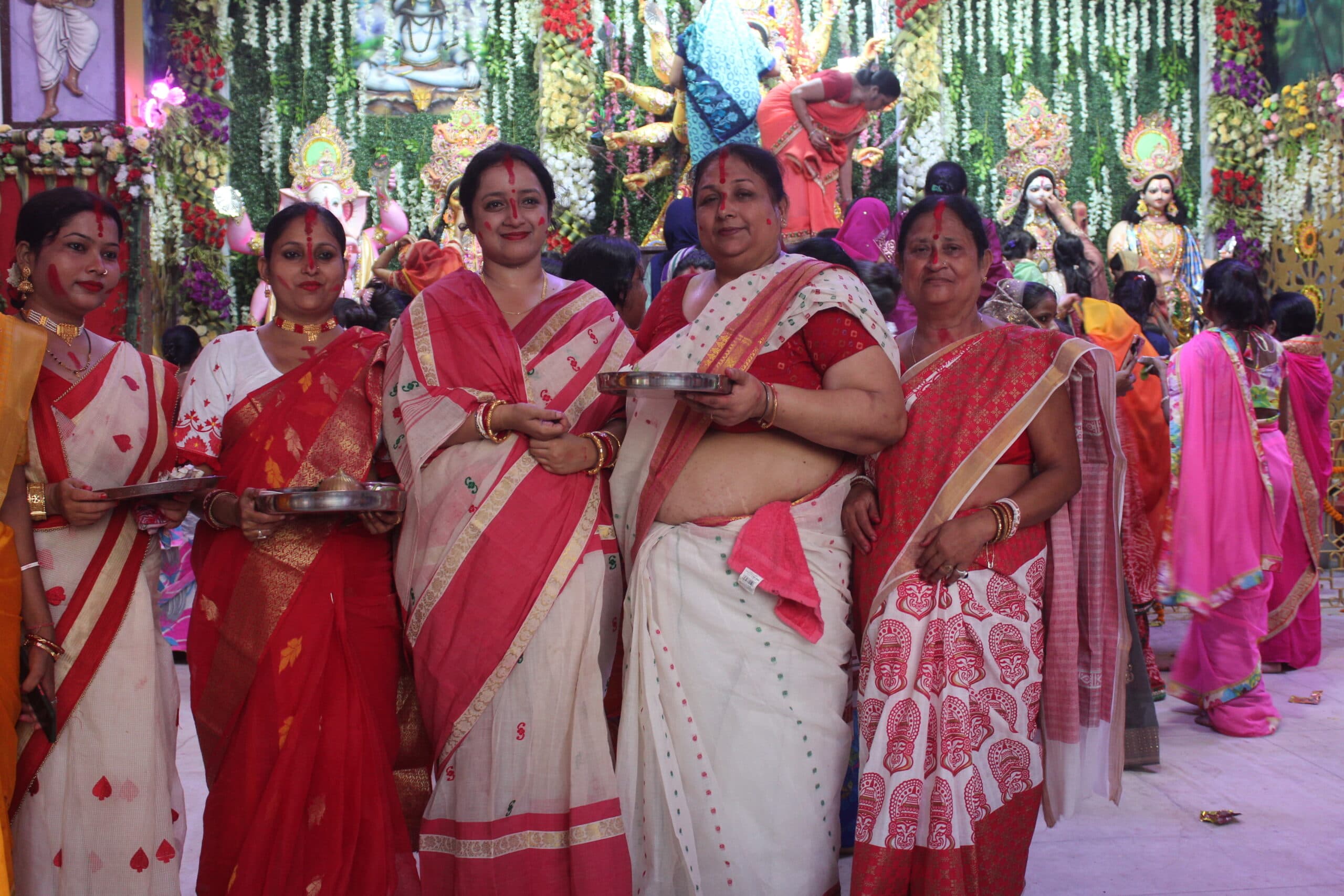 दुर्गा पूजा पर लाल बार्डर वाली साड़ी ही  महिलाओं की पहली पसंद