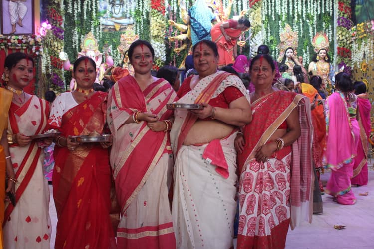 दुर्गा पूजा पर लाल बार्डर वाली साड़ी ही  महिलाओं की पहली पसंद