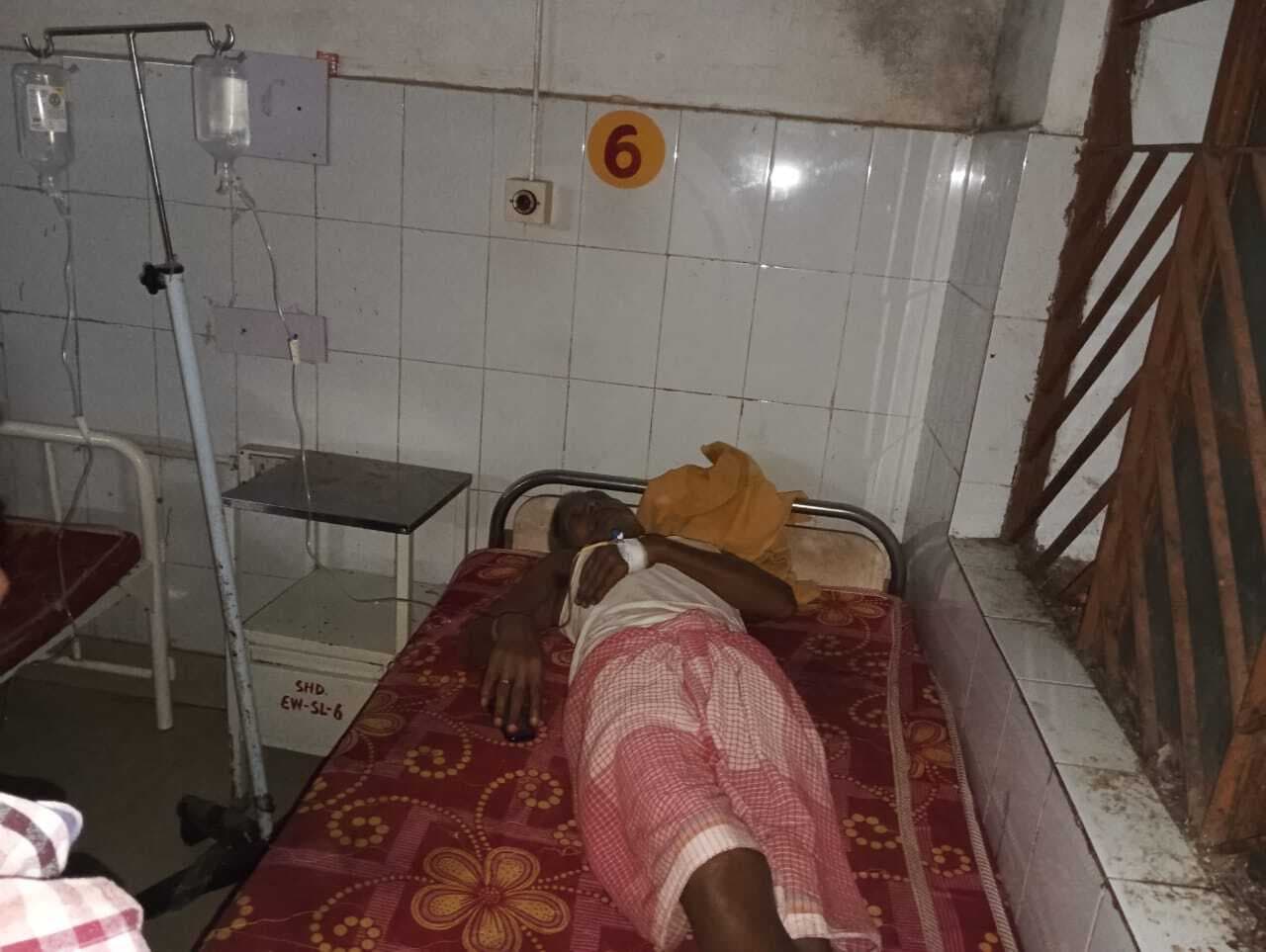 घर गिराने के दौरान बिजली तार की चपेट में आने से वृद्ध गंभीर रूप से झुलसा