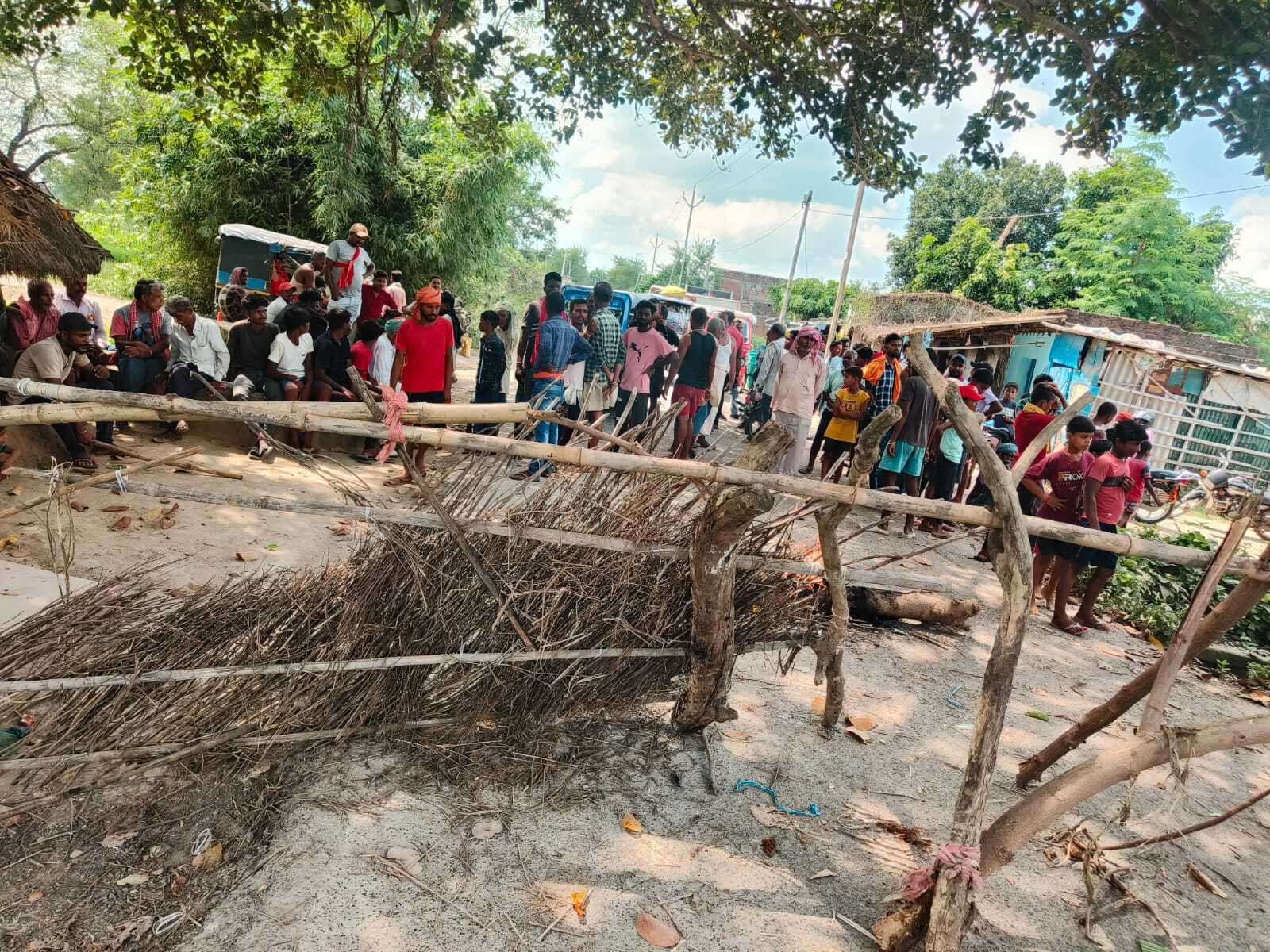 बिजली की लो वोल्टेज पर भड़के ग्रामीण, पुनसिया-धोरैया मार्ग को किया जाम