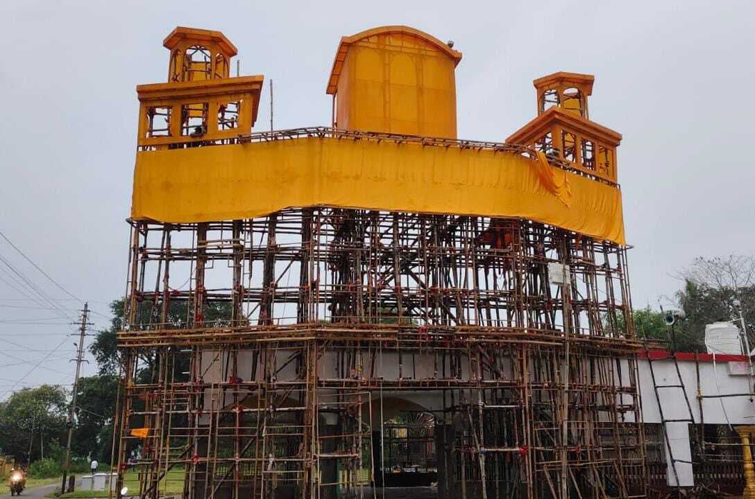 मधुपुर : स्वर्ण मंदिर की थीम पर बन रहा पूजा पंडाल