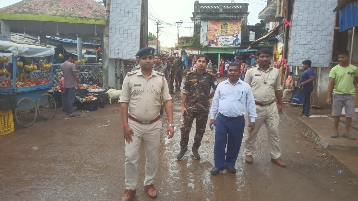 पुलिस ने दुर्गापूजा को लेकर किया फ्लैग मार्च