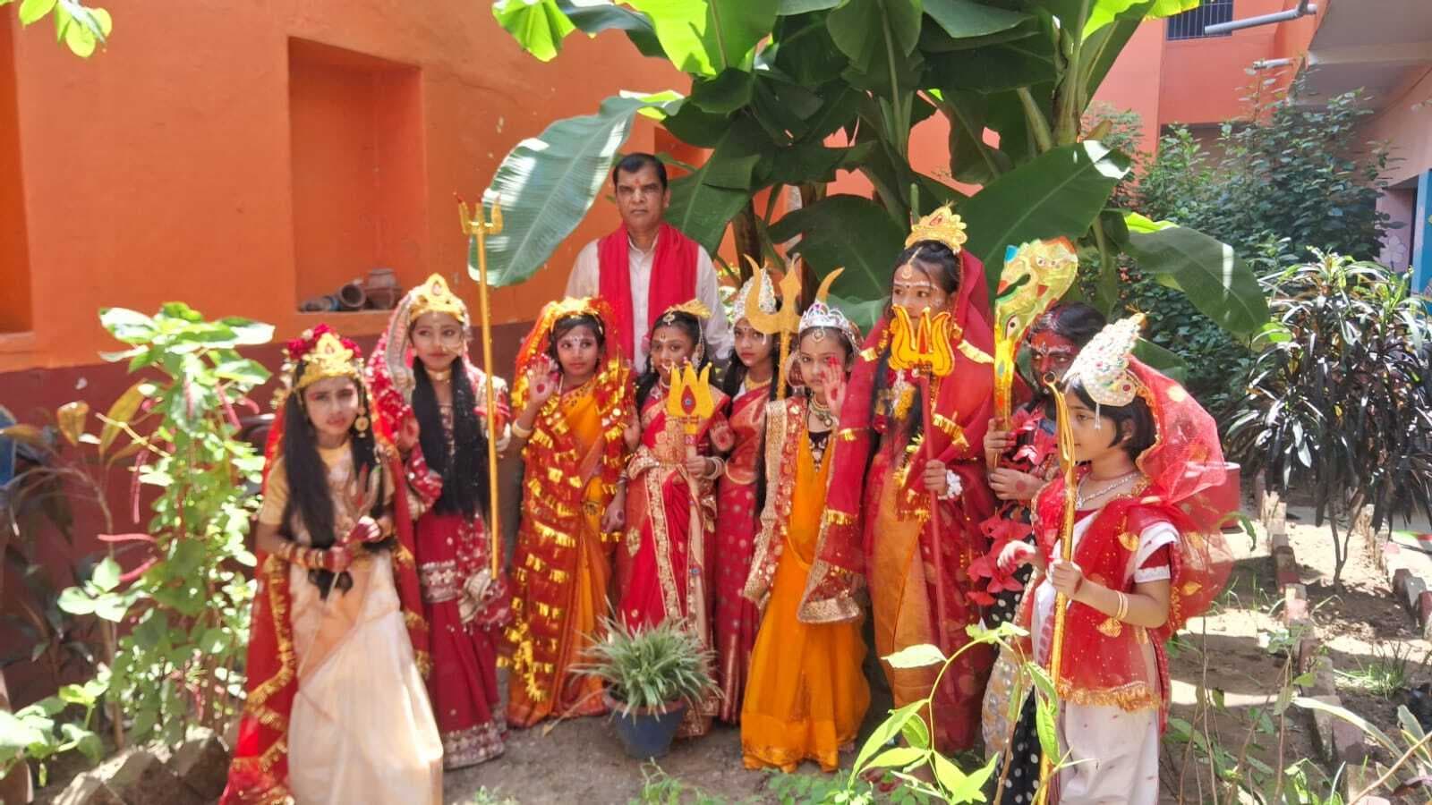 कन्या पूजन के दौरान मां दुर्गा के रूप में बच्चों ने किया मंत्रमुग्ध