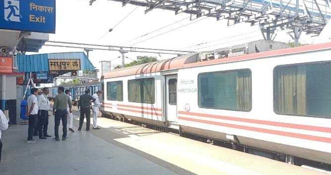 मधुपुर स्टेशन पर यात्री सुविधाओं की ली जानकारी