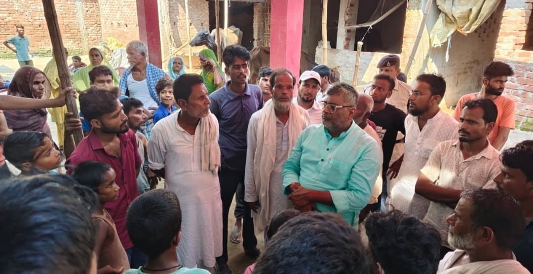 मृतक के परिजनों को पूर्व विधायक ने दी सांत्वना