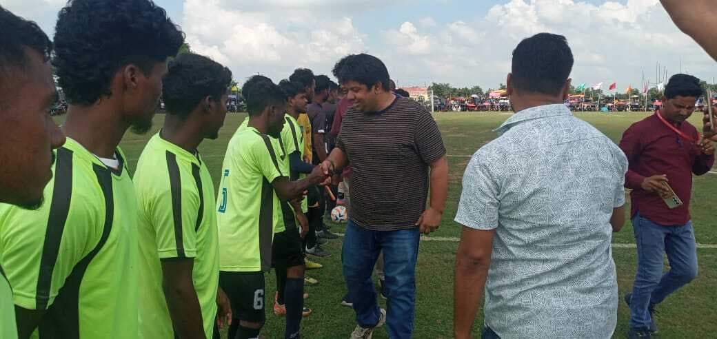 विधायक प्रतिनिधि ने फुटबॉल टूर्नामेंट का किया शुभारंभ