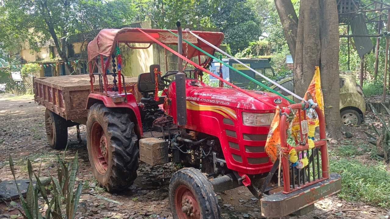 मेनरोड के पास 100 सीएफटी बालू अवैध बालू लदे ट्रैक्टर जब्त