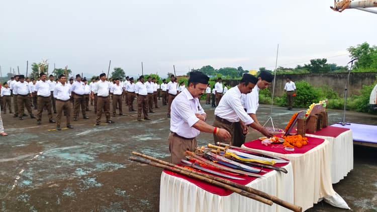 संघ के शताब्दी वर्ष पर निकाला गया पथ संचलन