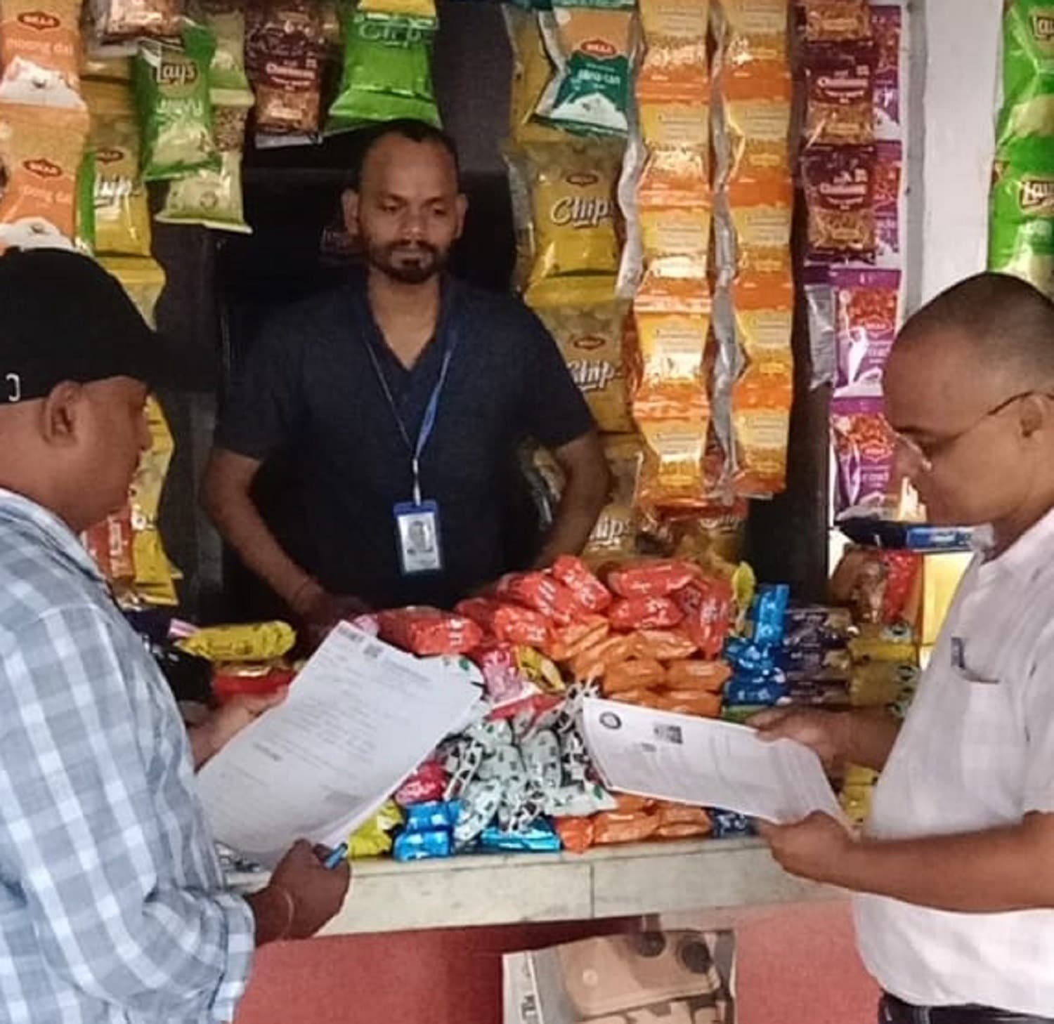 Bokaro News : स्टेशनों पर कैटरिंग स्टॉलों व विभिन्न गाड़ियों की पैंट्रीकारों का निरीक्षण