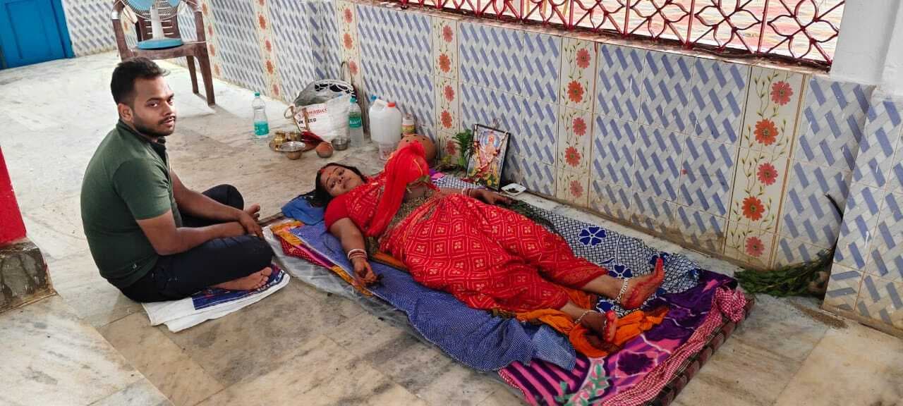 हंसडीहा के दुर्गामंदिर में सोनी ने सीने पर स्थापित की कलश