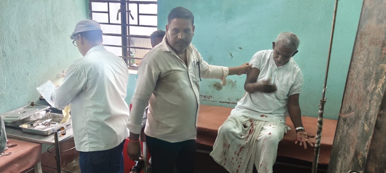 ई-रिक्शा पलटने से तीन घायल