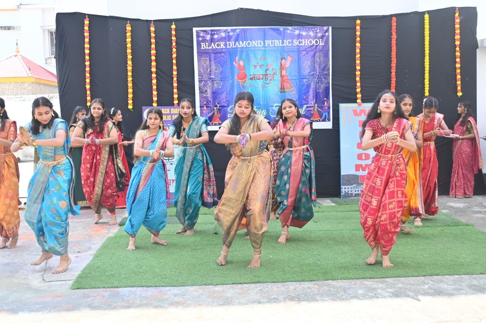 डांडिया उत्सव - स्कूली बच्चों ने अपनी प्रस्तुति से लोगों का मोहा मन