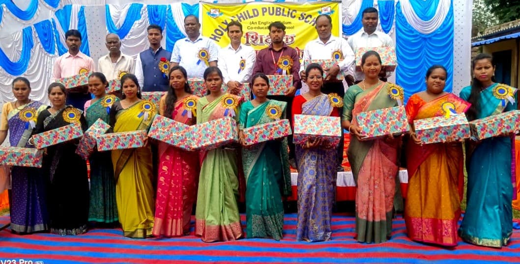 विद्यार्थियों ने शिक्षकों को किया सम्मानित