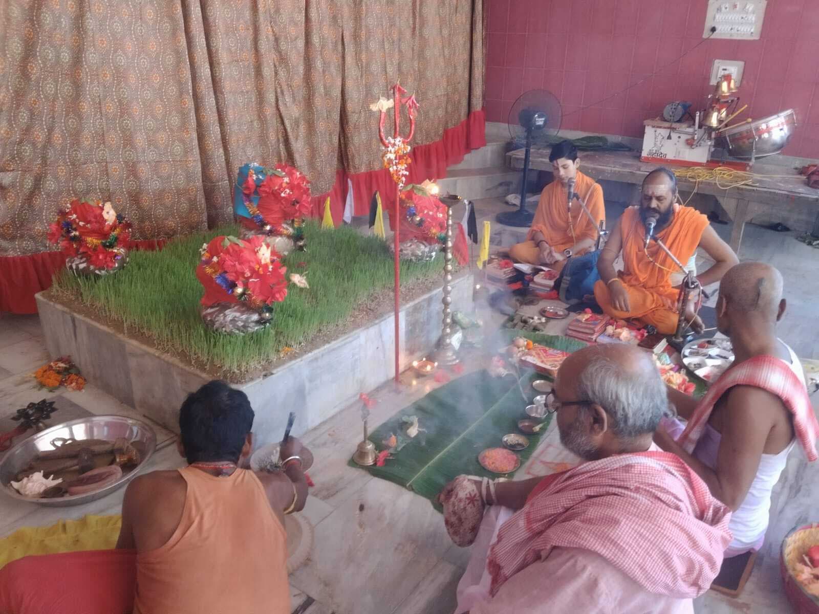 Madhubani News : देवी दुर्गा के जयकारे से गूंजा देवी मंदिर व पूजा पंडाल