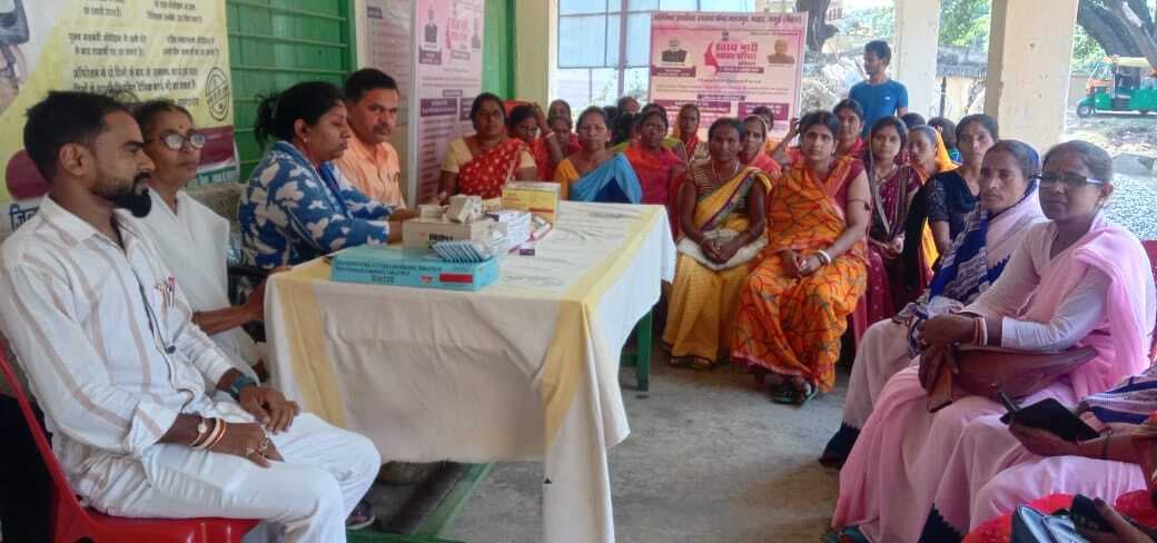 परिवार नियोजन शिविर में महिलाओं को किया गया जागरूक