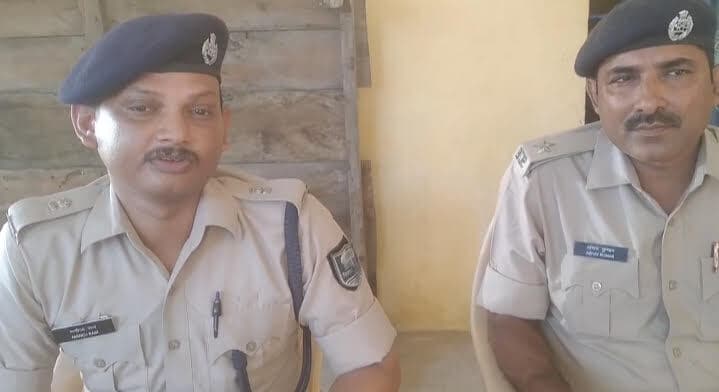 Madhubani News :  महिला दारोगा ने अपह्त लड़की की मां को सरेआम सड़क पर पीटा
