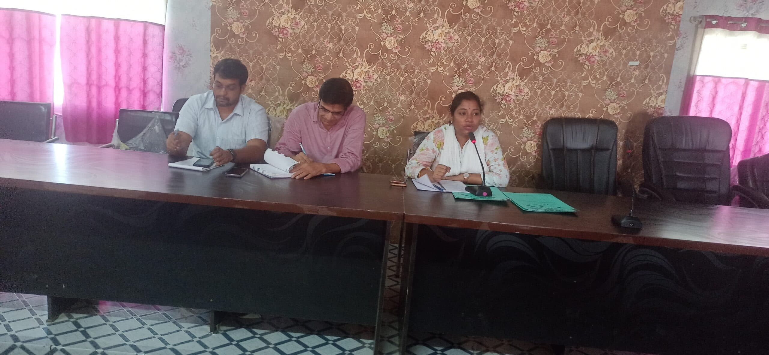 Madhubani News : बीडीओ न विधानसभा चुनाव के लिए कर्मियों के साथ की बैठक