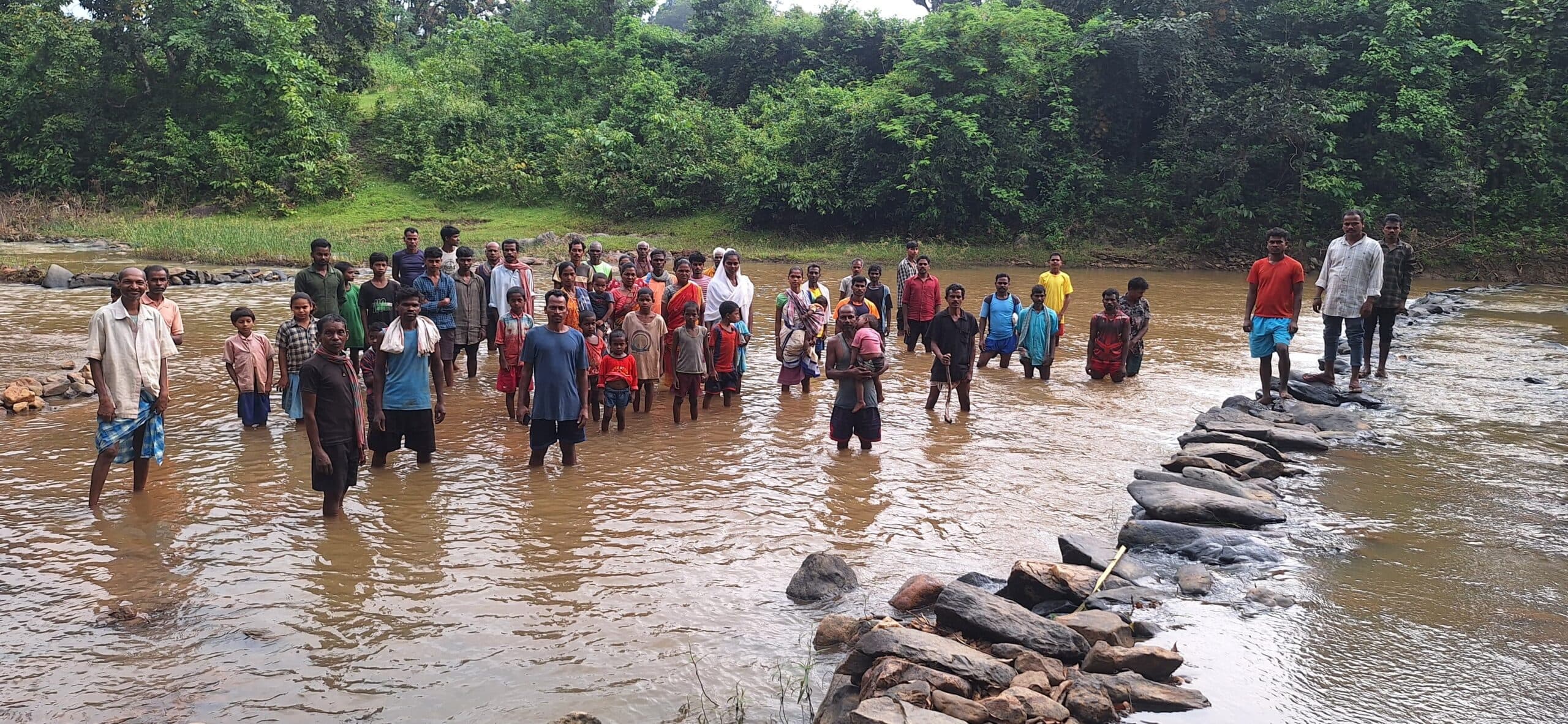 Chaibasa News : बंदगांव में राडू नदी पर पुल का निर्माण हो : ग्रामीण