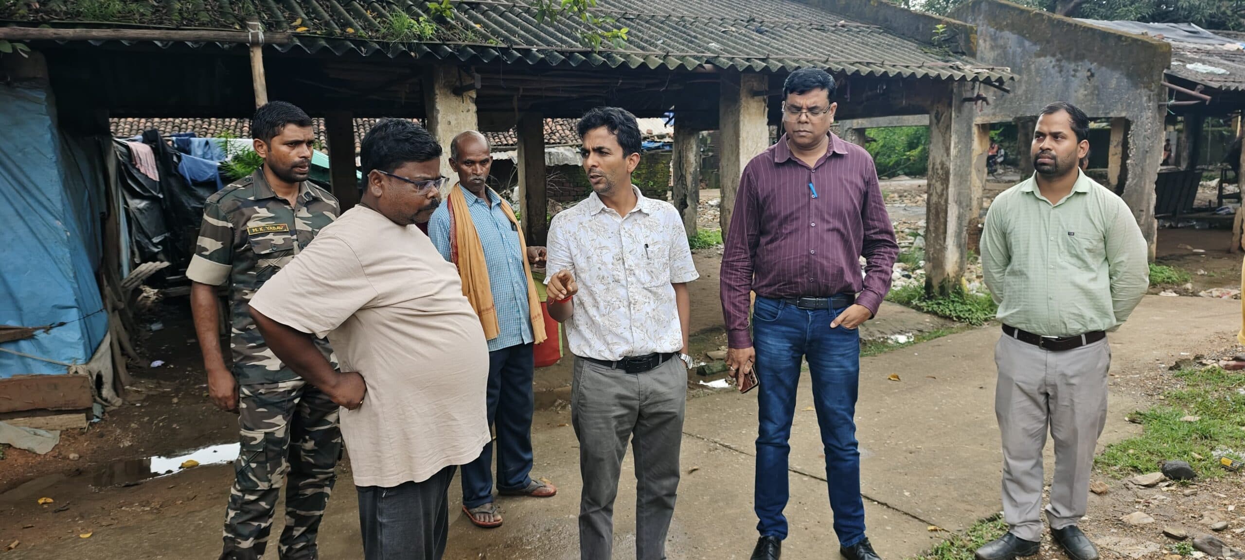 Chaibasa News : पंडाल जाने वाली सड़कों को कचरे से मुक्त कराया जायेगा