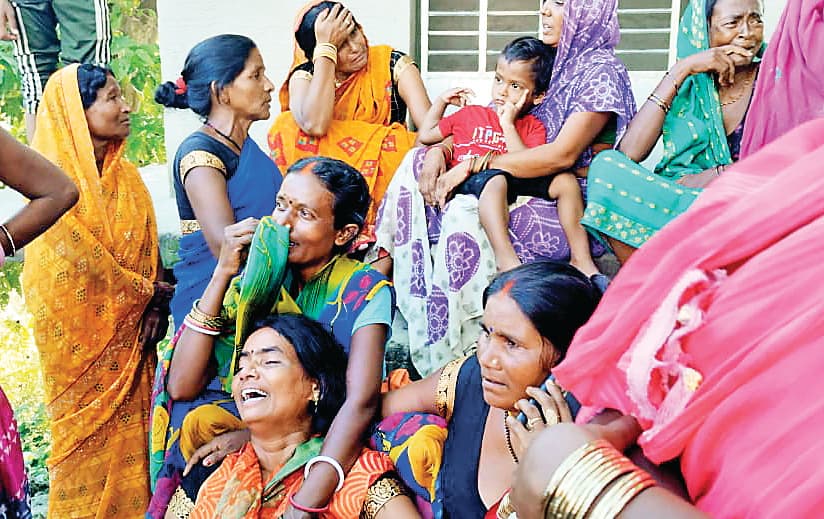 Gopalganj News : बच्चे को बचाने के दौरान सारण नहर में गिरा इ-रिक्शा, पिता-पुत्र की बची जान, महिला लापता