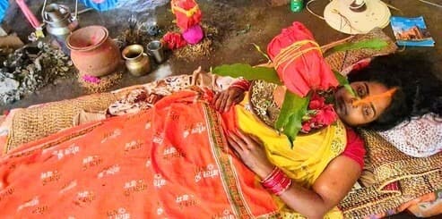 सीने में कलश स्थापित कर महिला ने पेश की भक्ति की मिसाल