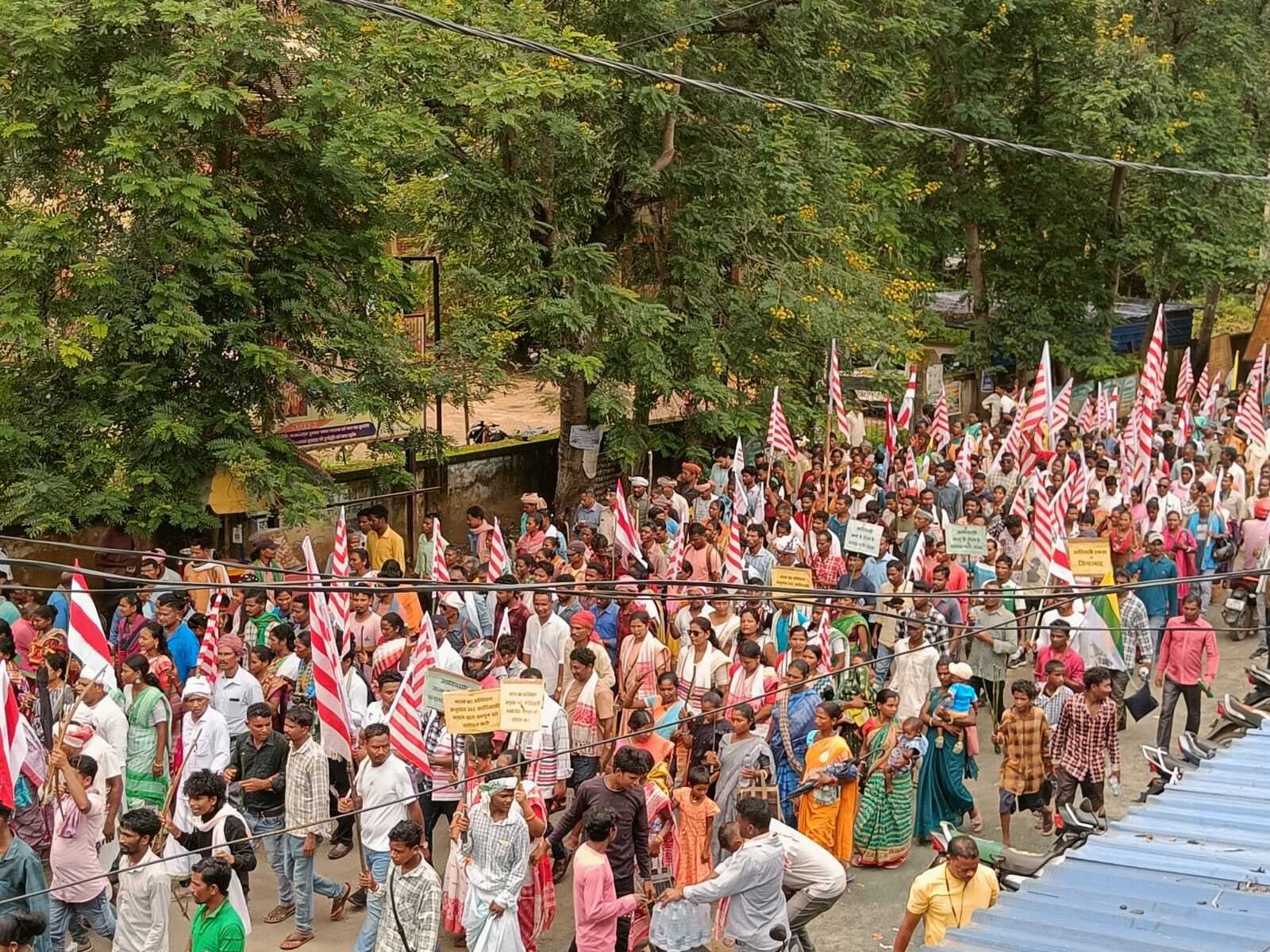 Chaibasa News : तीर-धनुष व पारंपरिक हथियार लेकर सड़क पर आदिवासी समाज