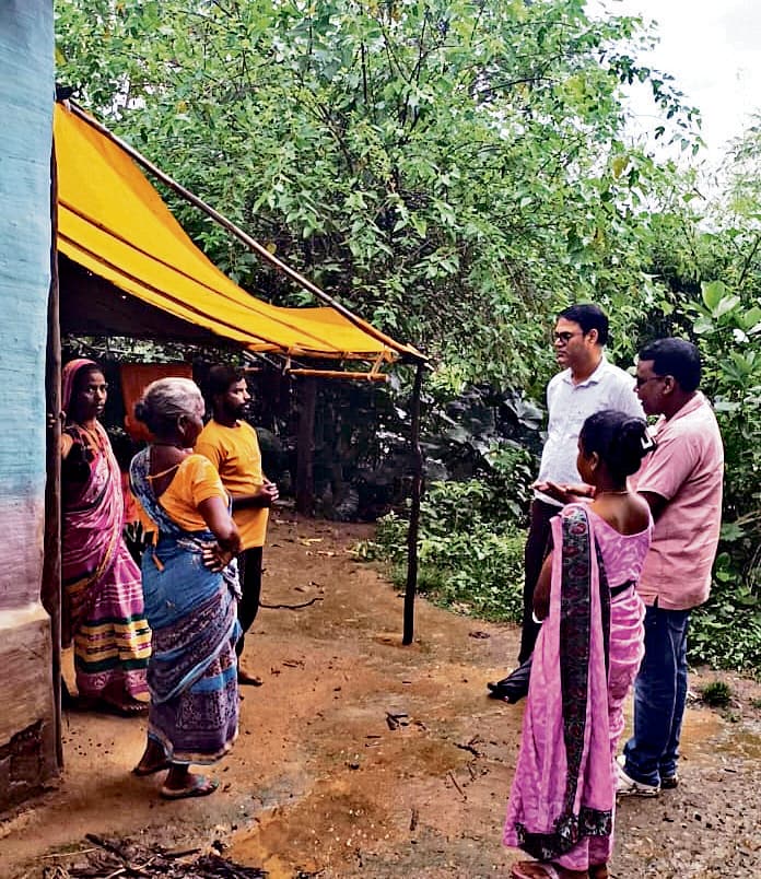 Seraikela Kharsawan News : डायरिया प्रभावित रियारदा गांव का पदाधिकारियों ने लिया जायजा
