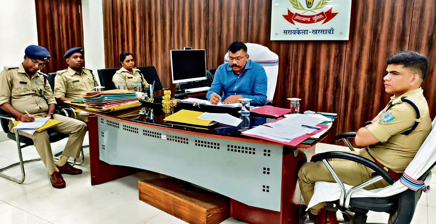 Seraikela Kharsawan News : संवेदनशील इलाकों में अपराधियों पर नजर रखें : डीआइजी
