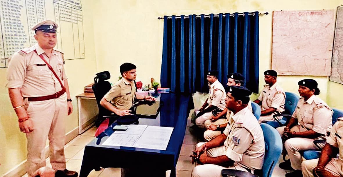 Seraikela Kharsawan News :फरार वारंटियों के लिए चलेगा छापेमारी अभियान : एसपी