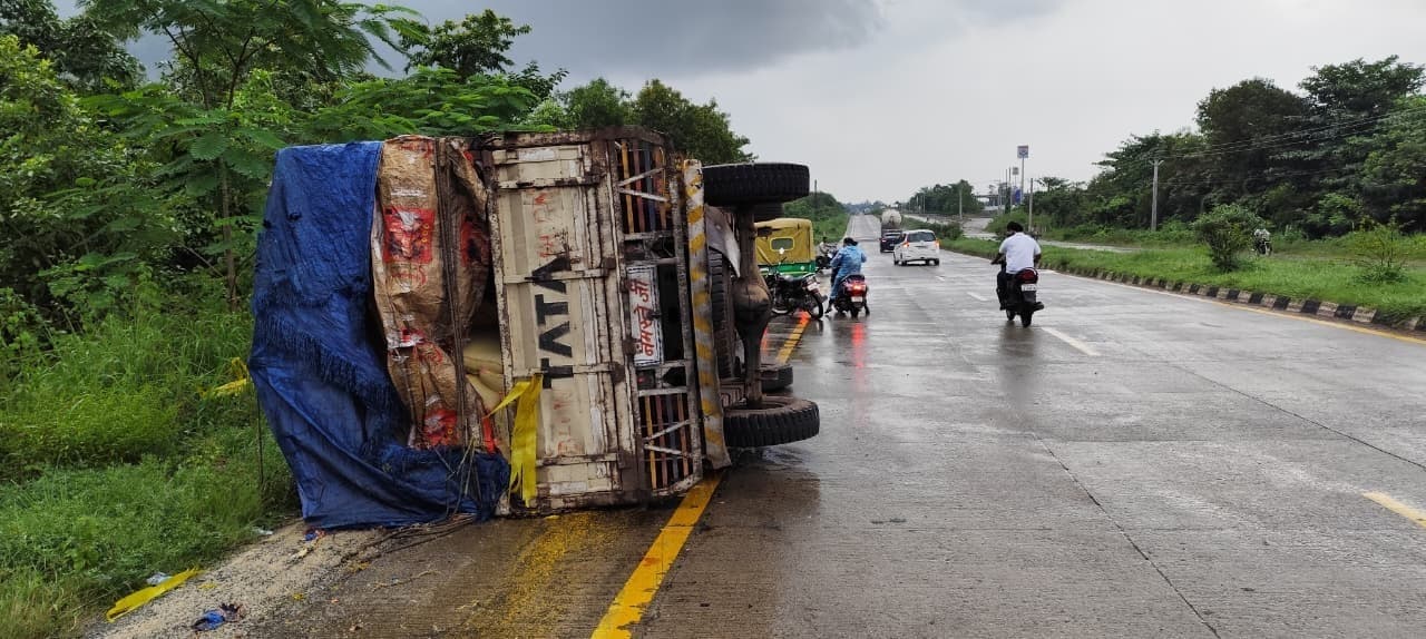 East Singhbhum News : जगन्नाथपुर में हाइवे पर ट्रक पलटा, चावल लूट ले गये ग्रामीण