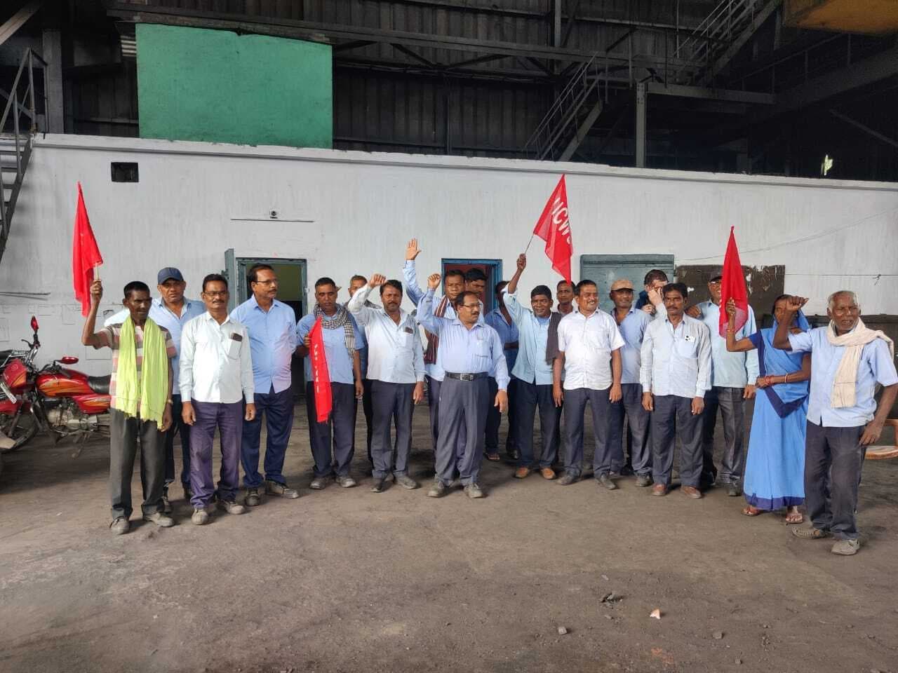 Bokaro News : कथारा वाशरी के कर्मियों ने मिठाइयां बांटी