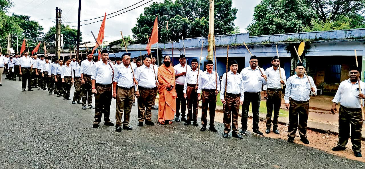 East Singhbhum News : पथ संचलन पर पुष्प वर्षा, शस्त्र व ध्वज पूजन हुआ