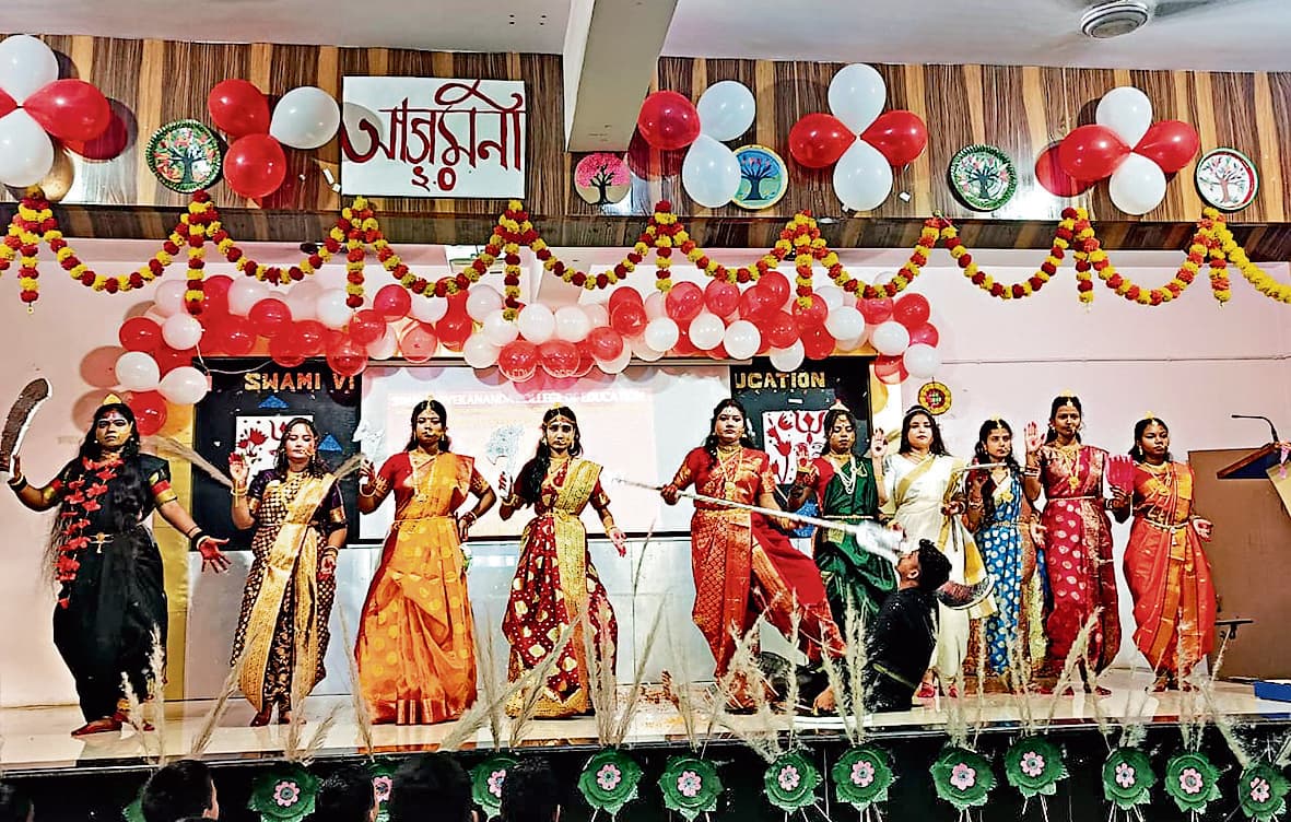 East Singhbhum News : मां दुर्गा के नौ रूप व महिषासुर मर्दिनी नृत्य को मिली सराहना