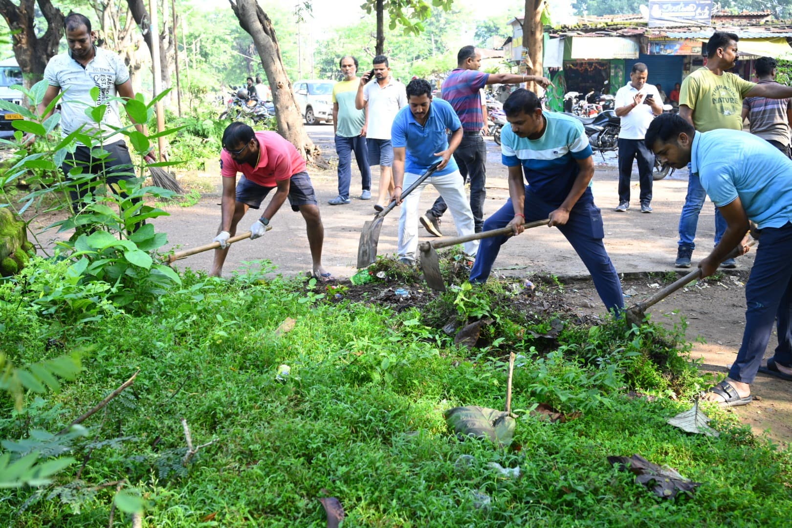 Rourkela News: गजपति मार्केट और लक्ष्मी मार्केट में सड़कों, नालियों और खरपतवार की हुई सफाई