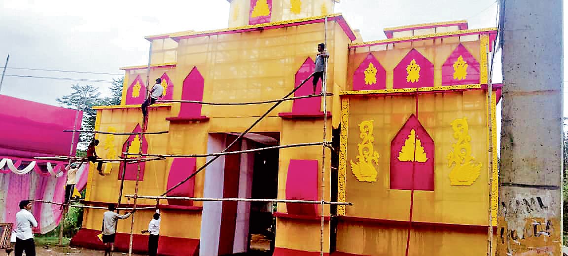East Singhbhum News : दूर्गा पूजा में बारिश का खलल, पंडाल बनाने में हो रही परेशानी