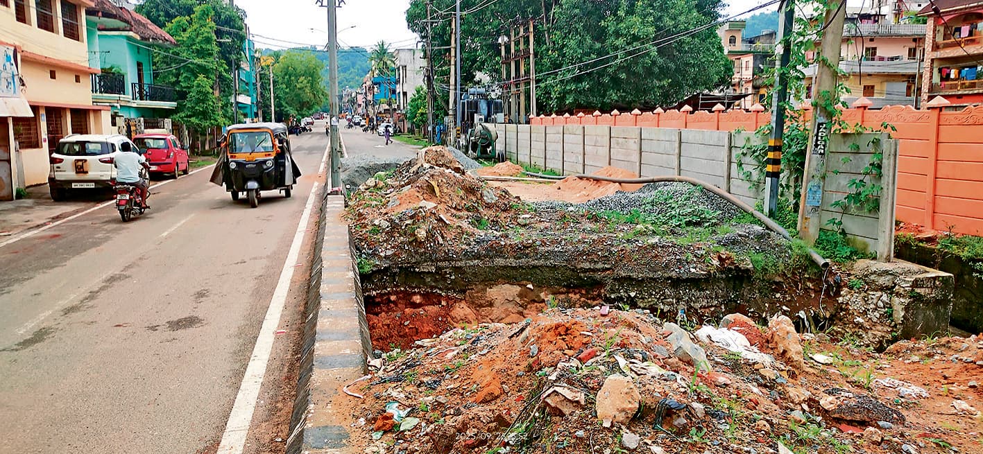 Rourkela News: बसंती कॉलोनी में मुख्य सड़क खोदकर छोड़ा, दुर्घटनाओं की आशंका बढ़ी