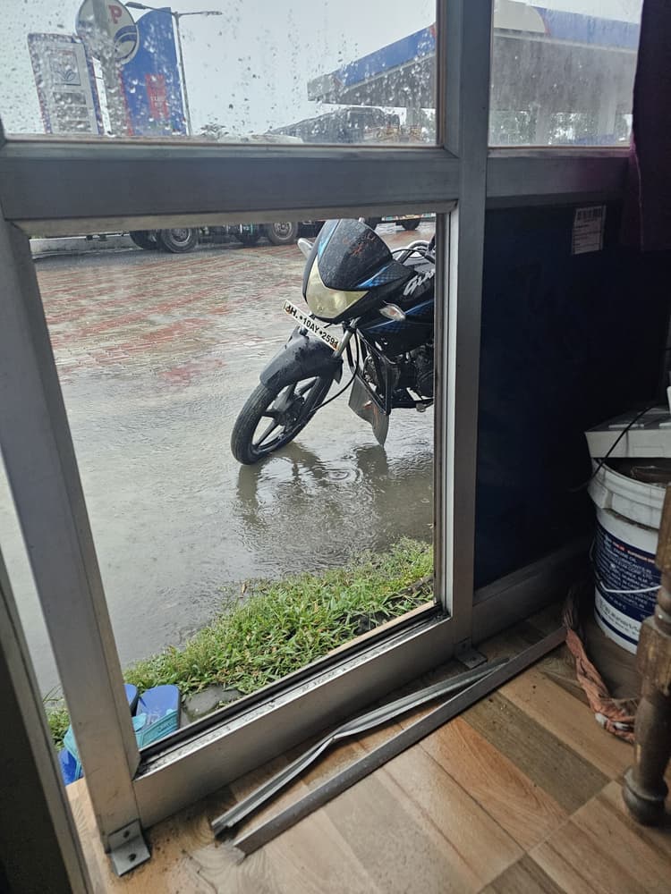 Giridih news: काउंटर का शीशा तोड़कर 20 हजार की चोरी