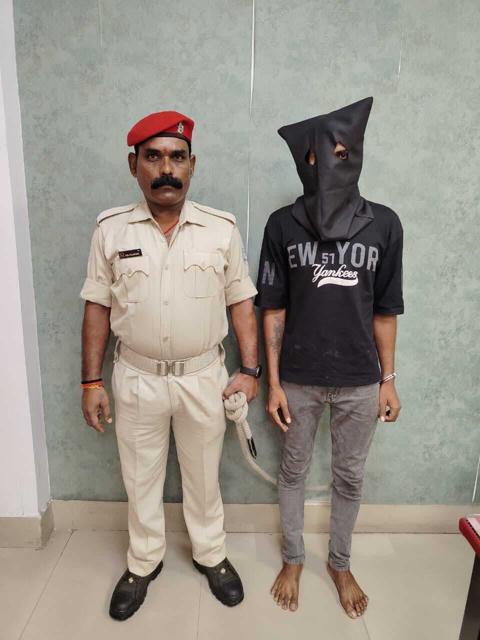 Jamshedpur News : कारोबारी पर मिर्च पाउडर डालकर 30 लाख रुपये से भरा बैग लूटने वाला जमुई से गिरफ्तार