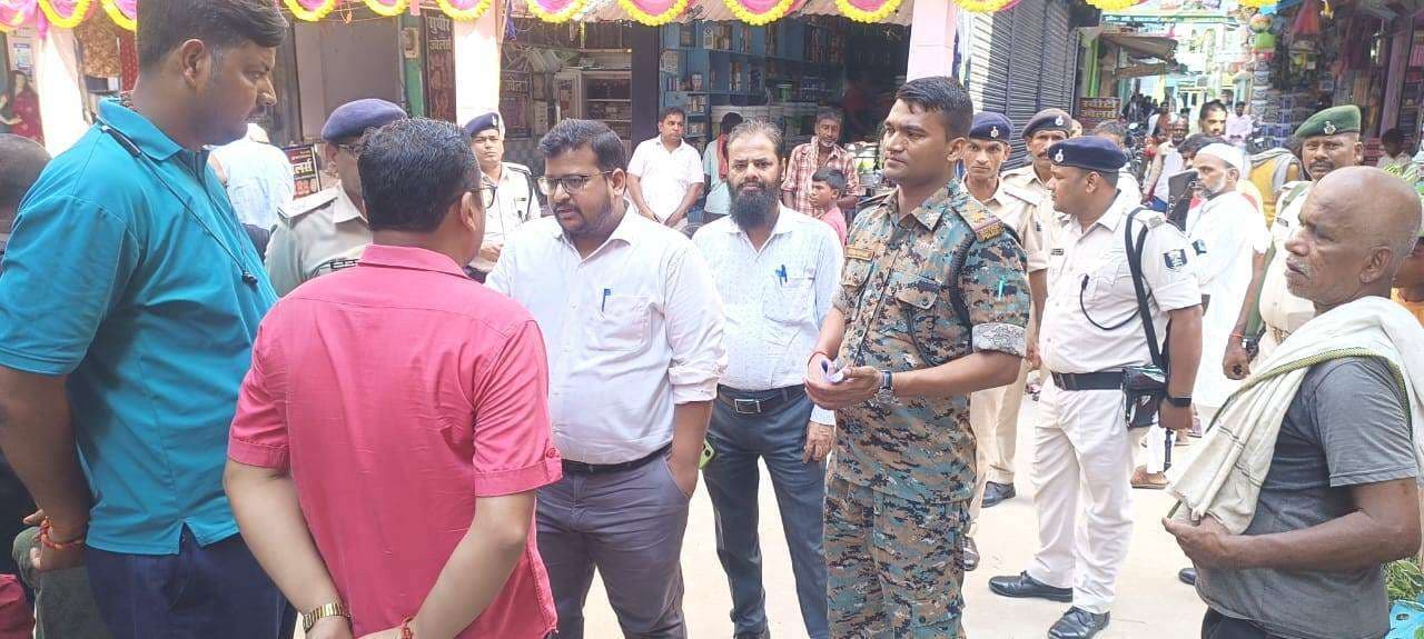 एसडीओ  व  एसडीपीओ ने  किया पूजा पंडाल का निरीक्षण