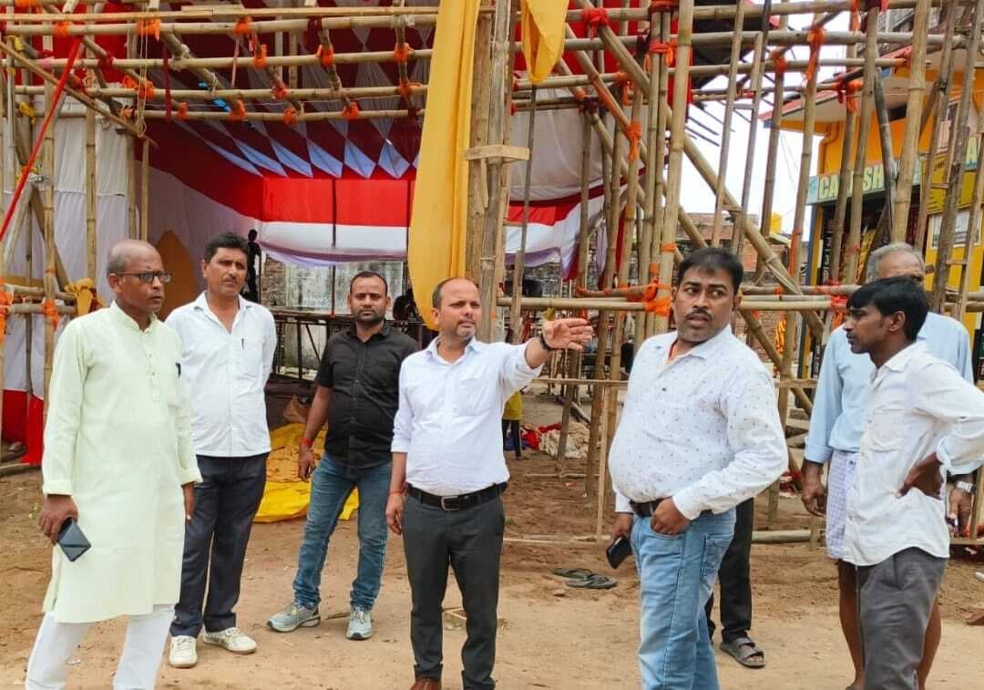 मुख्य पर्षद और सिटी मैनेजर ने पूजा पंडालों का किया निरीक्षण