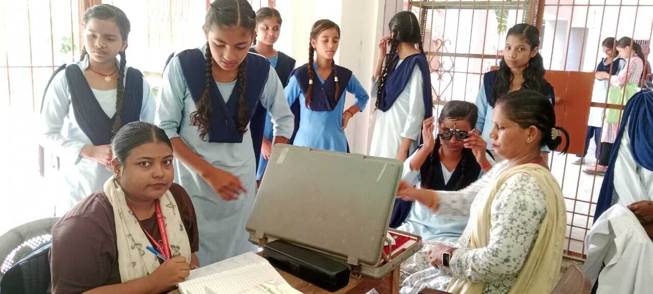 हाइस्कूल में 110 छात्राओं के आंखों की हुई जांच