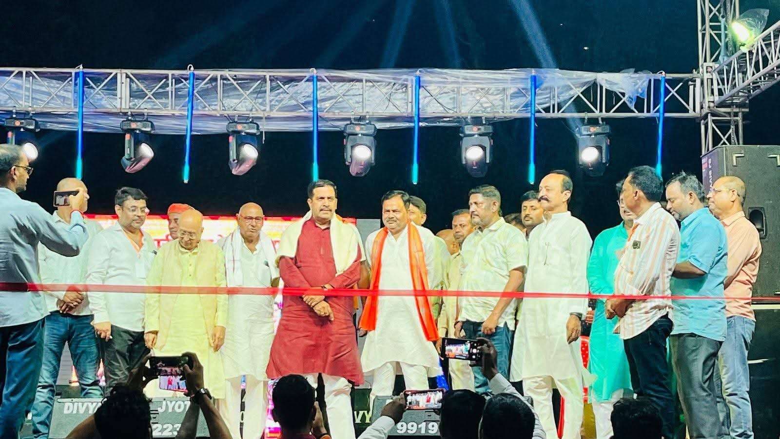 कटेया में नवरात्रि पर भव्य देवी जागरण में कलाकारों ने भक्ति गीतों से लोगों को झुमाया