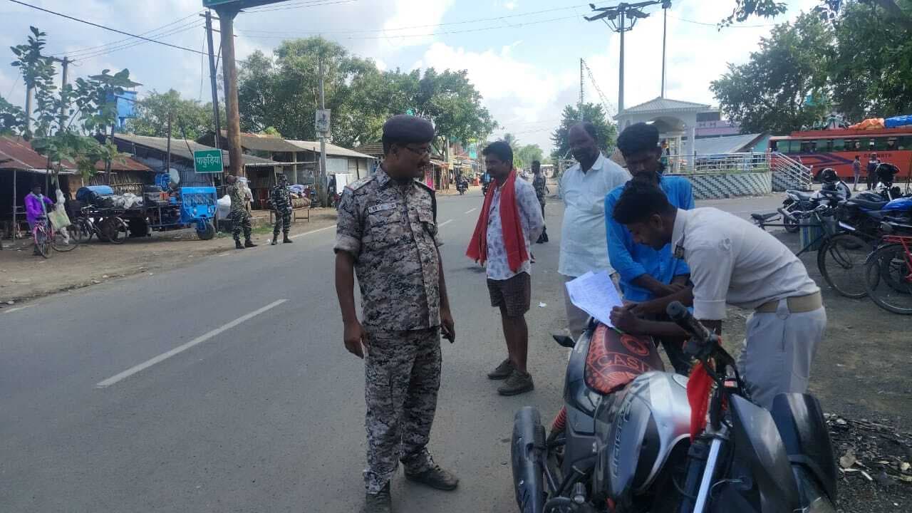 पाकुड़िया में दोपहिया वाहनों के कागजातों की हुई जांच