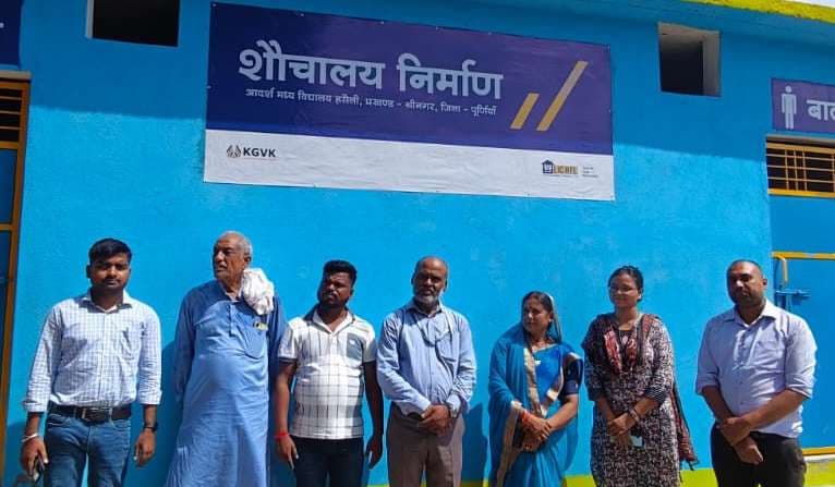 स्कूल में स्मार्ट क्लास व शौचालय का उदघाटन