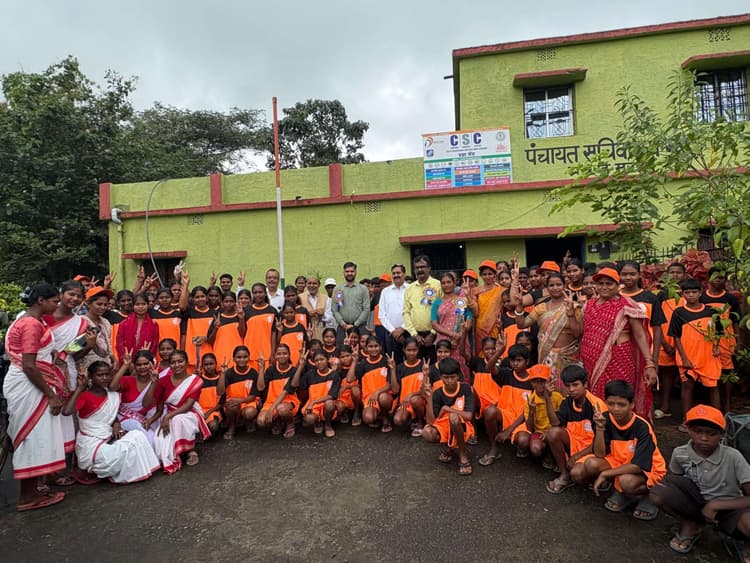 60 किशोरियों को दी गयी हॉकी खेल की सामग्री