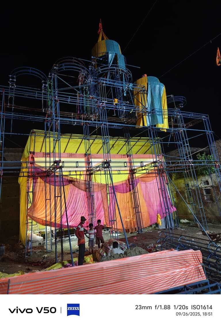 मांझा में कहीं पंडाल, तो कहीं झालरों से सज गयी हैं सड़कें